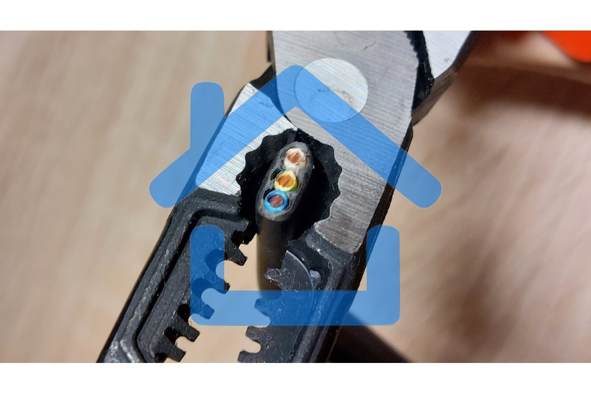 Длинногубцы многофункциональные диэлектрические для работы под напряжением до 1000 В длинногубцы многофунциональные диэлектрические СТАНДАРТ 200 мм