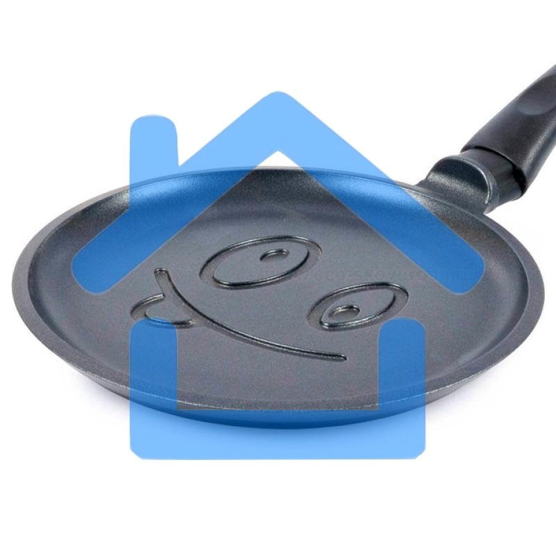 Сковорода НЕВА МЕТАЛЛ ПОСУДА 6222В (смайлик) блинная д.22 (Дизайн корпуса сковороды разработан так, чтобы при выпекании не нарушалась целостность блина, и красиво румянился рисунок. Антипригарное покрытие изделий - на водной основе, изготовлено без исполь