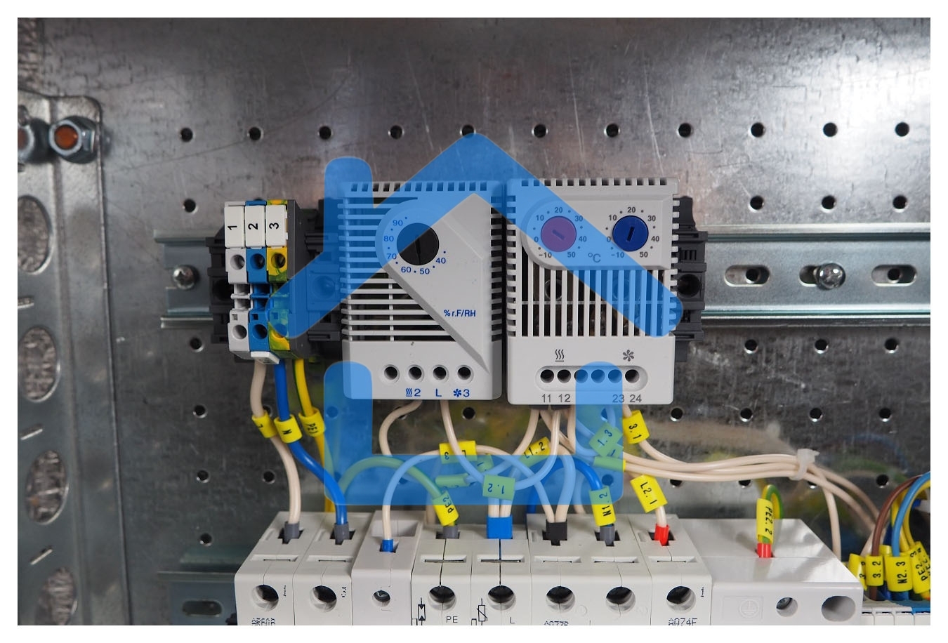 Шкаф ШТВ-Н уличный всепогодный настенный укомпл. 12U (Ш600хГ500), к.T1-IP54