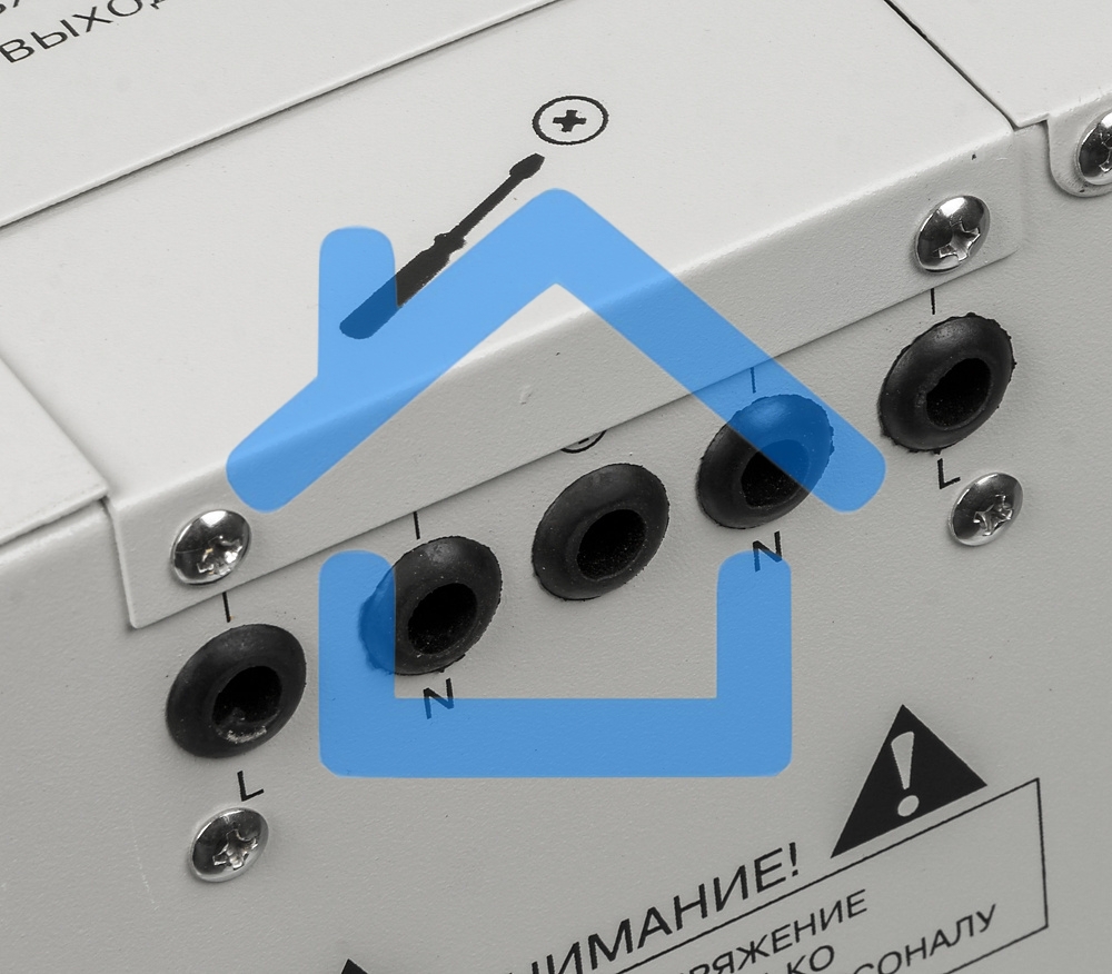 Стабилизатор напряжения Ресанта АСН-8 000 Н/1-Ц 63/6/17 Стабилизатор Lux 220В±8%, Габ. 305х190х360, Вес 15кг